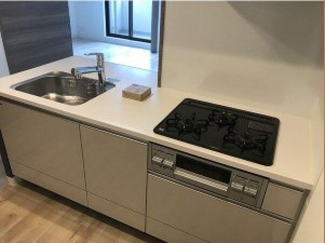 キッチン　3口ガスコンロのシステムキッチンです。