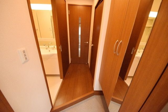 玄関　★段差の少ない玄関スペースです★