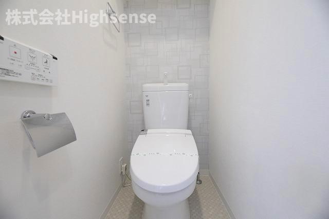 トイレ　落ち着いた色調のトイレです