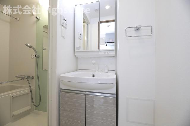 洗面設備　明るい洗面所です