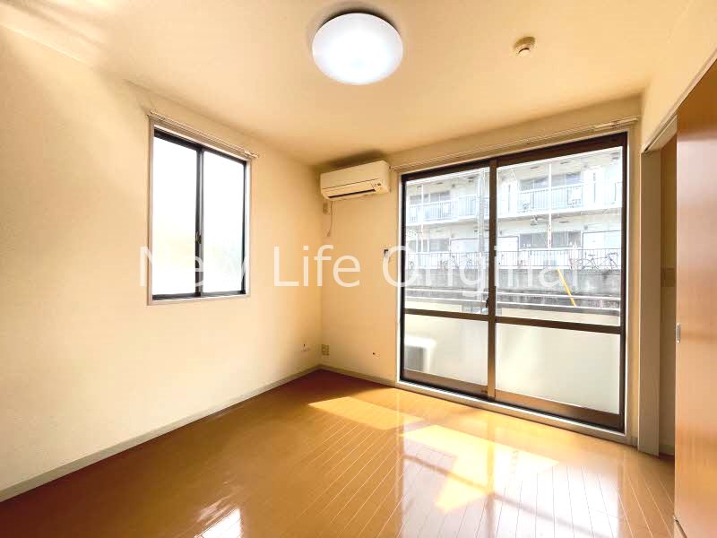 居室・リビング　5.7帖洋室。南向きで日当り良好