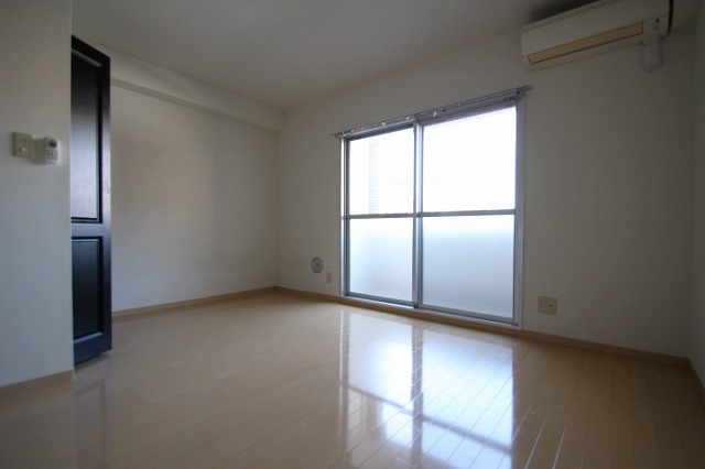 居室・リビング　同物件別号室の写真です。