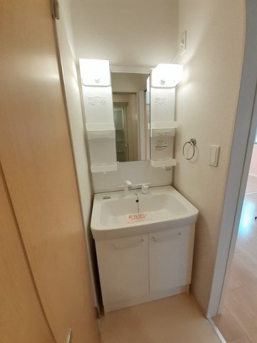 洗面設備　明るい洗面所です