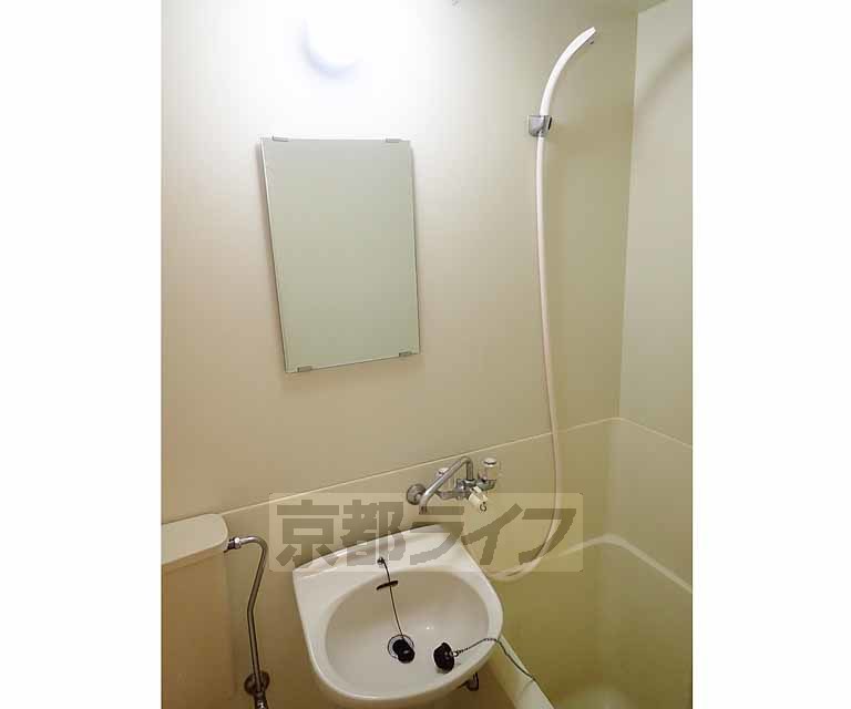 洗面設備　清潔感のある洗面台です。