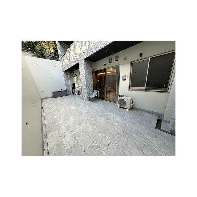 バルコニー　テラス（退去前）※家具・什器は撤去いたします。