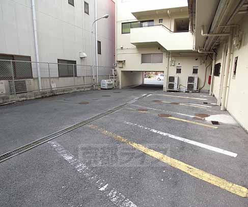 駐車場　入り口の高さに注意。