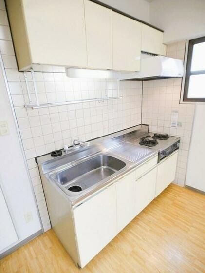 キッチン　給湯はリモコンで温度設定　お湯のハンドル１本で適温が出ます。