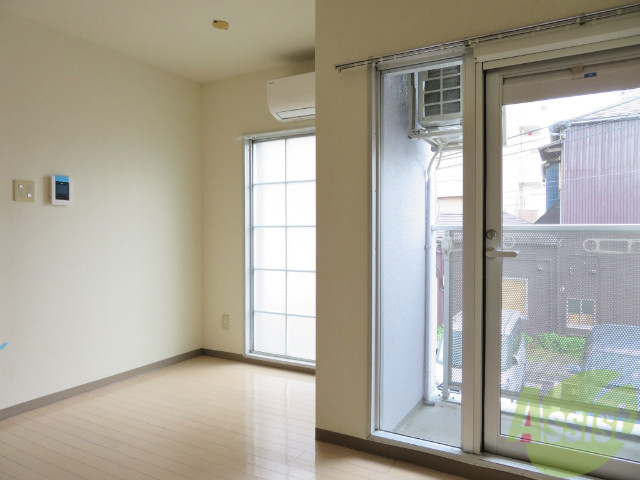 その他部屋・スペース　別の角度から洋室を撮影しました。日射しがあり明るい印象。