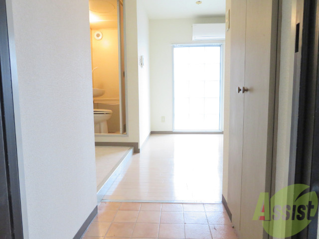 玄関　廊下の様子です。幅も狭くなく、利用しやすいですよ。