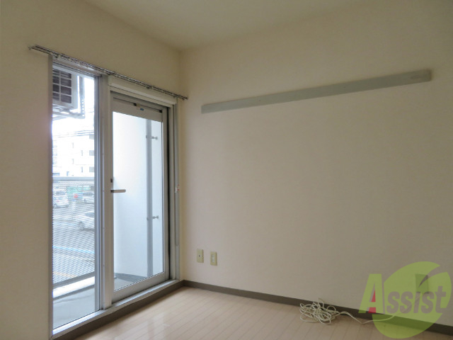 居室・リビング　６帖の洋室です。広々として、きれいですね。