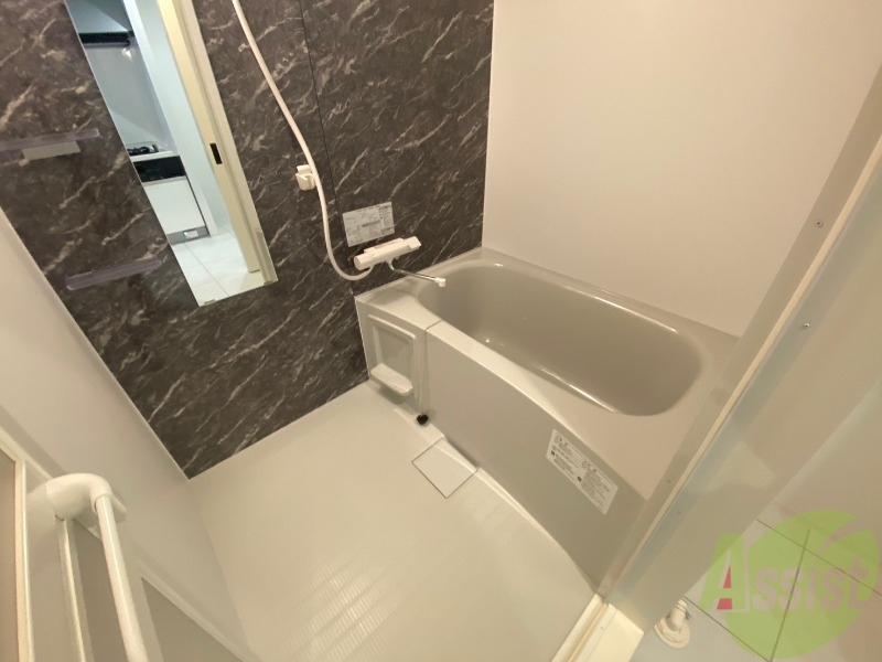 バス・シャワールーム　バスルームは狭すぎず、シャワーも浴びやすそうです。