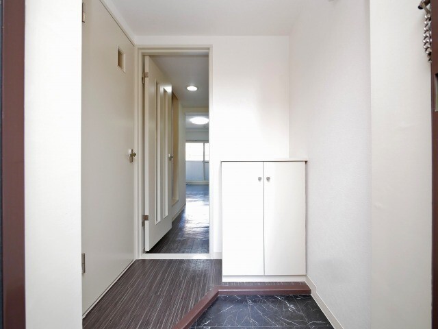 玄関　※写真は別号室です。