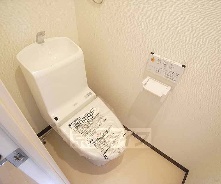 トイレ　嬉しいウォシュレット付きです。