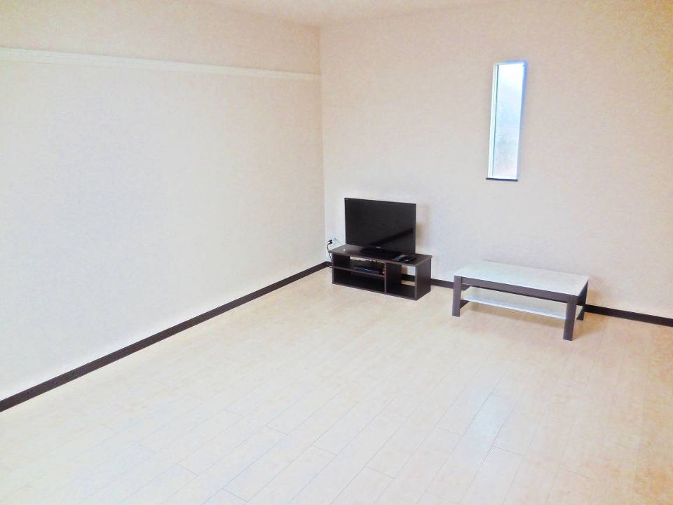 居室・リビング　白×茶を基調としたシックな居室です。