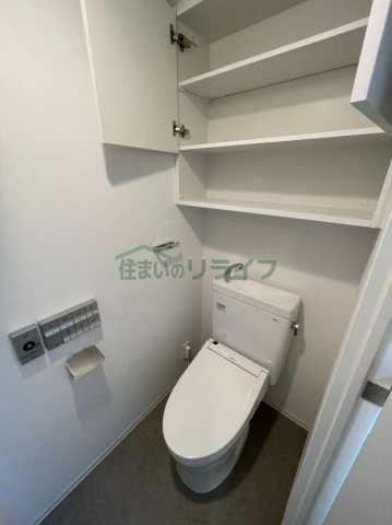 トイレ　別部屋の写真になります。