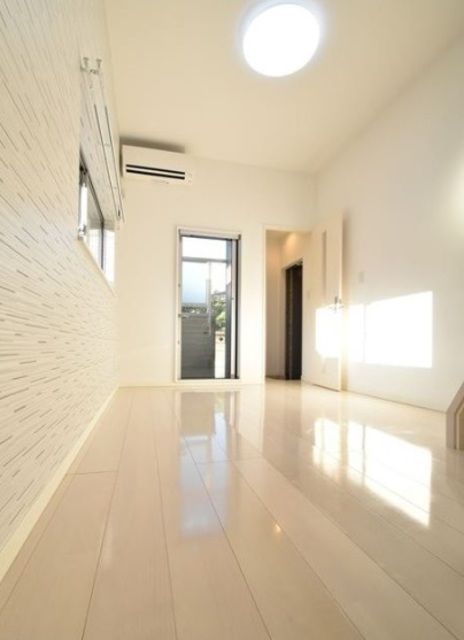 居室・リビング　天井が高い洋室です