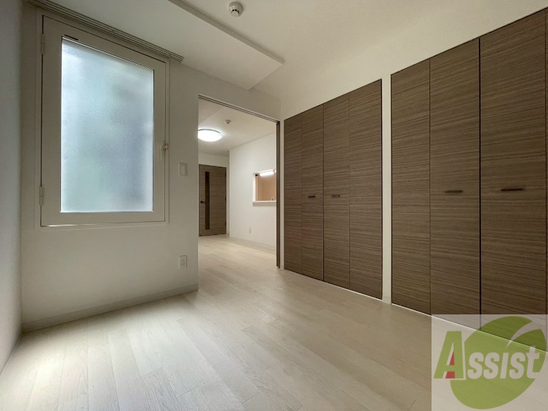 その他部屋・スペース　寝室はこちらです。光が差し込む、温かみのあるお部屋です。