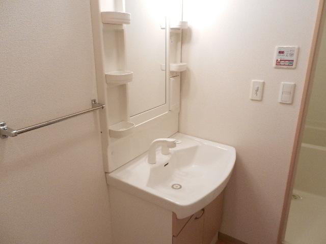 洗面設備　ゆったりとスペースのある洗面所