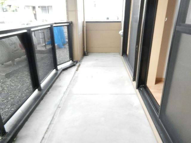 バルコニー　バルコニーからの眺めを楽しみながら食事をしませんか