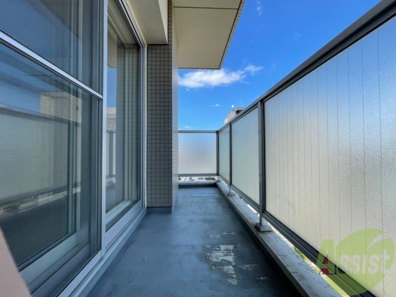 バルコニー　バルコニーは幅があり、広い印象を受けました。