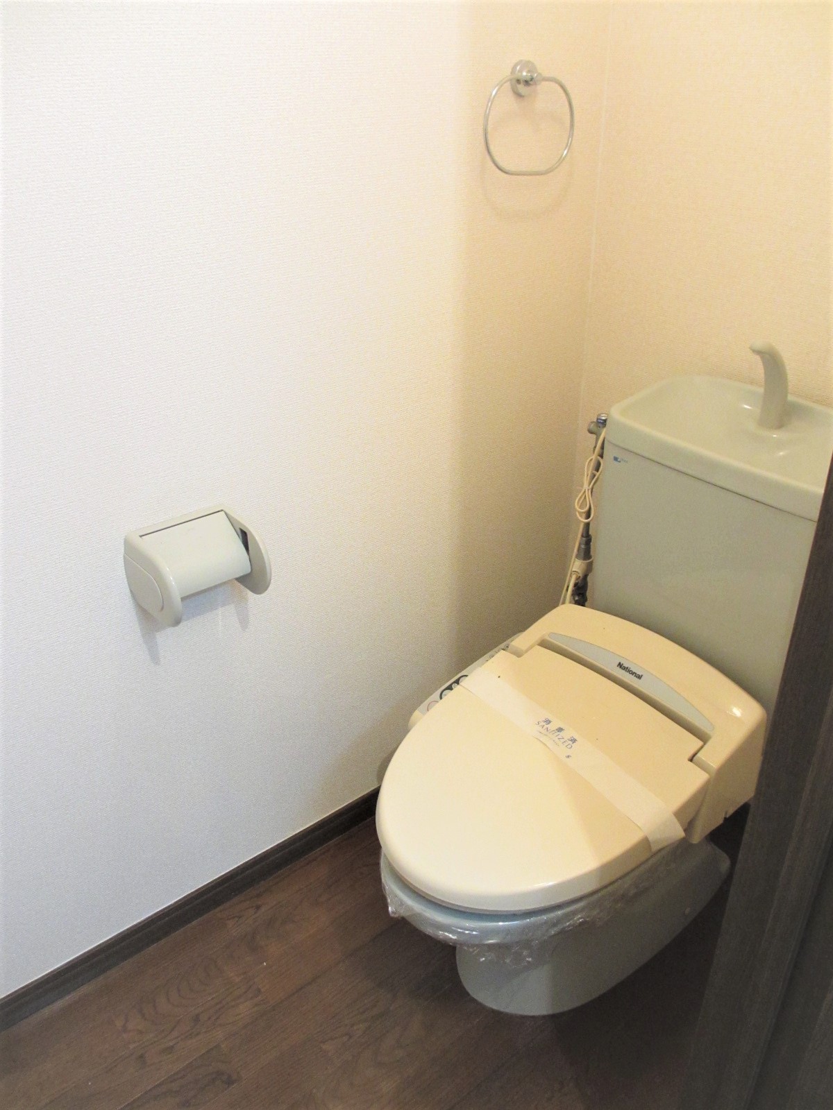 トイレ　暖房洗浄便座。冬暖かで清潔です