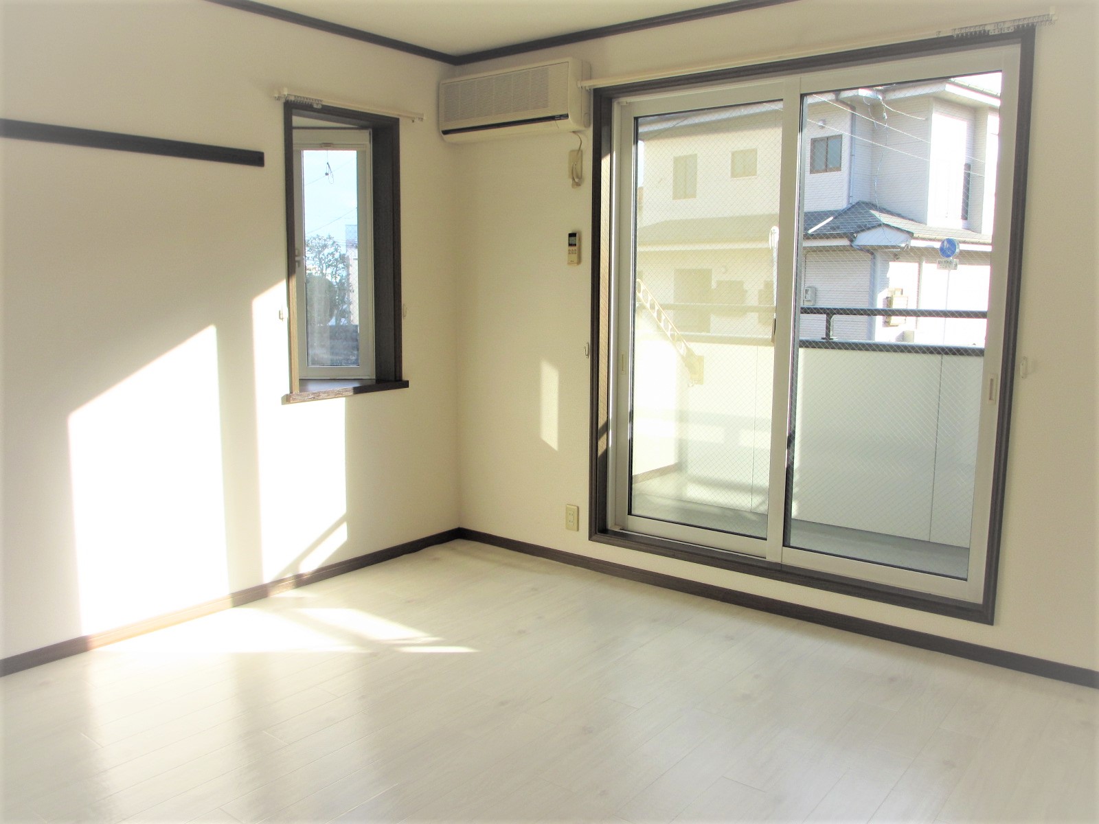 居室・リビング　南向きの明るいお部屋です。出窓もあり解放感あり