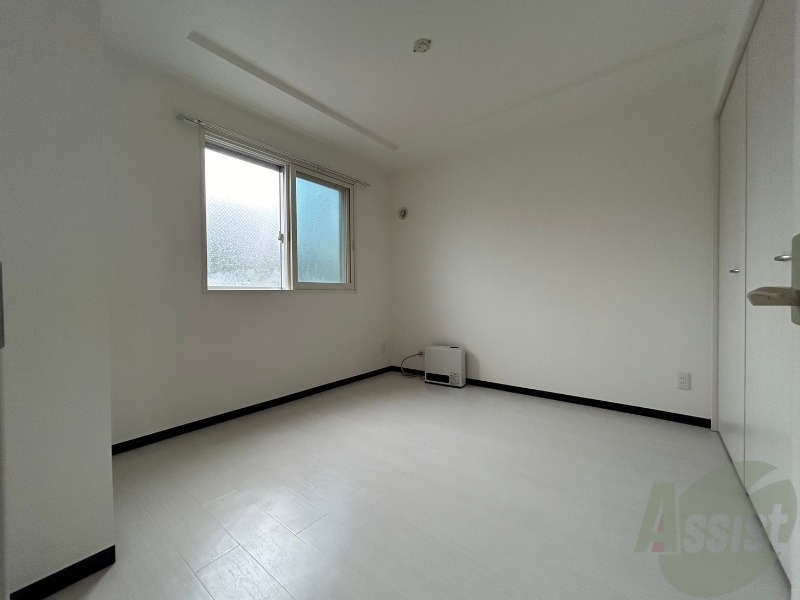 その他部屋・スペース　寝室はこちらです。光が差し込む、温かみのあるお部屋です。