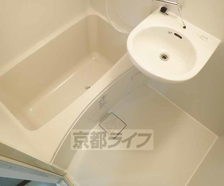 バス・シャワールーム　清潔感のあるバスルームです。