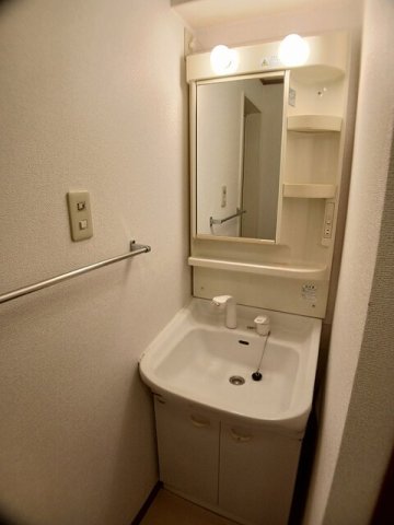 洗面設備　明るい洗面所です