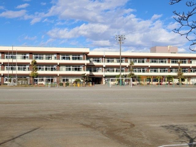 小学校　寄居小学校（小学校）まで350m
