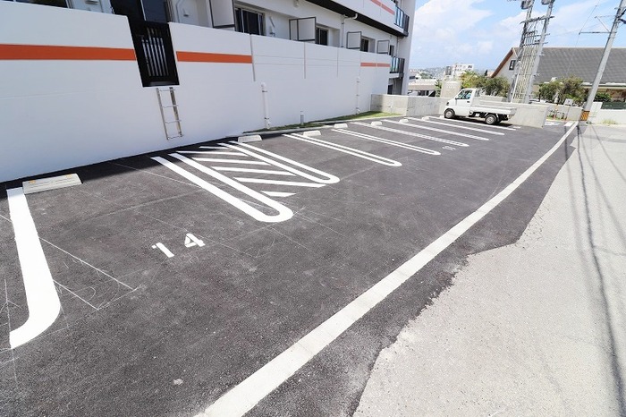 駐車場　別のお部屋の反転した写真になります。