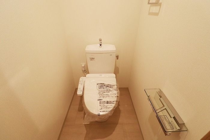 トイレ　別のお部屋の反転した写真になります。