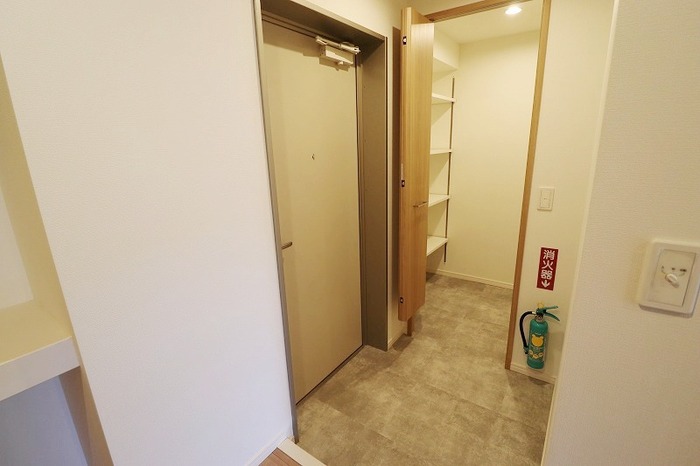 玄関　別のお部屋の反転した写真になります。