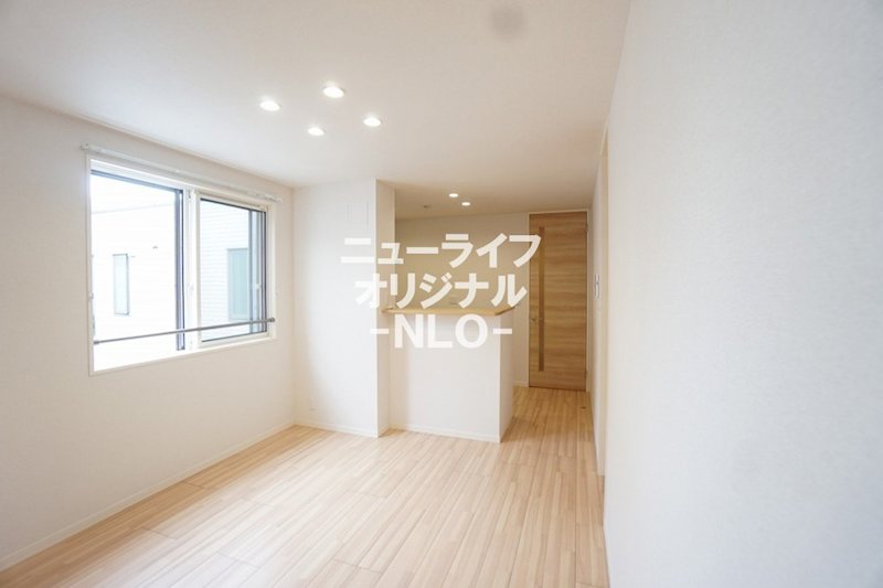 居室・リビング　明るい光が差し込むリビング♪ダウンライトがおしゃれです！