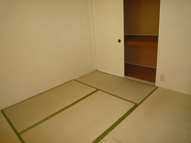 その他部屋・スペース　寝室or客間　和室6帖　　押入1間付