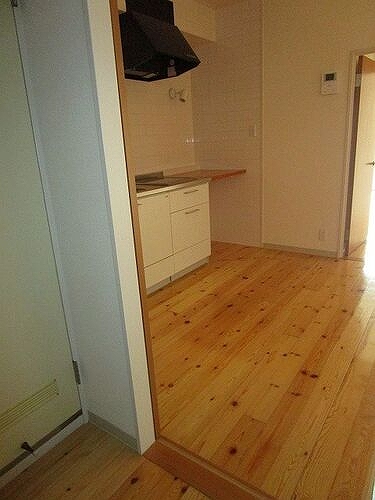 その他　廊下からのキッチン　※前回募集時2017年3月撮影