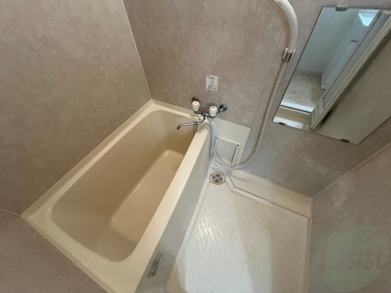 バス・シャワールーム　お風呂になります。一日の疲れを癒してくださいね。