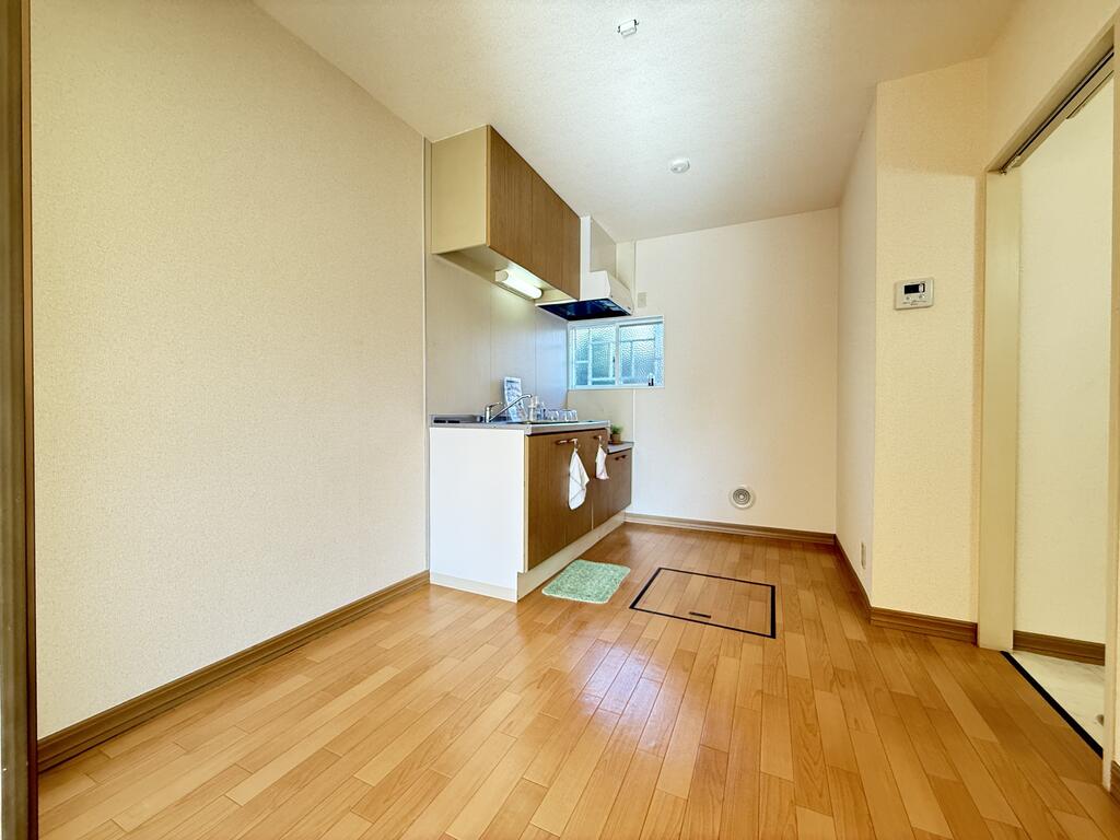 キッチン　DKには窓や床下収納庫があります！！