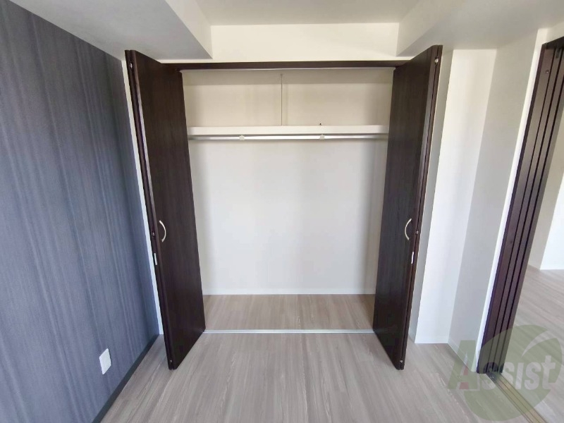 収納　こちらの収納にはハンガーをかけて服もしまえますね。