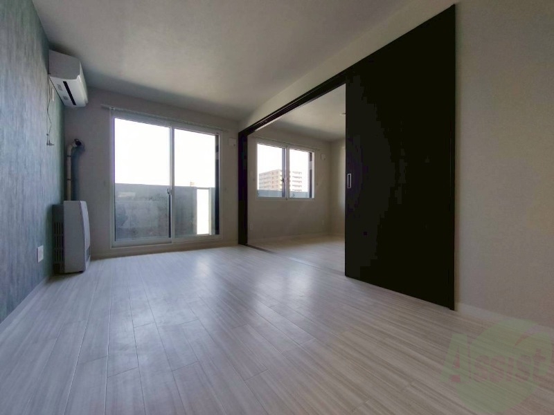 居室・リビング　日当たりが良くて心地よく過ごせそうなお部屋です。