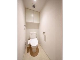 トイレ　落ち着いた色調のトイレです