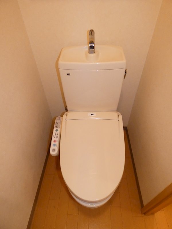 トイレ　※間取りが反転タイプのお部屋のお写真です。