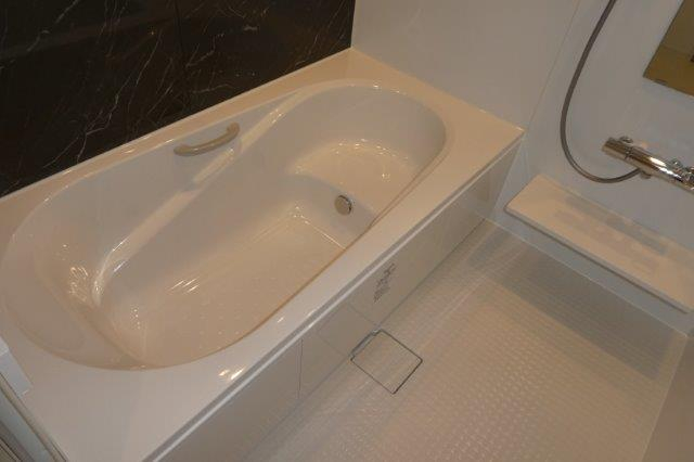 バス・シャワールーム　追い焚き付き一坪風呂