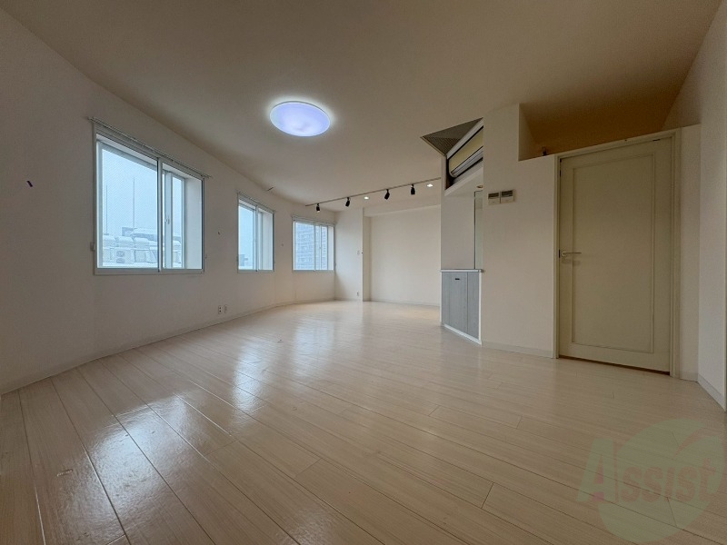 居室・リビング　木目のフローリングは落ち着きのある印象のお部屋になりますね。