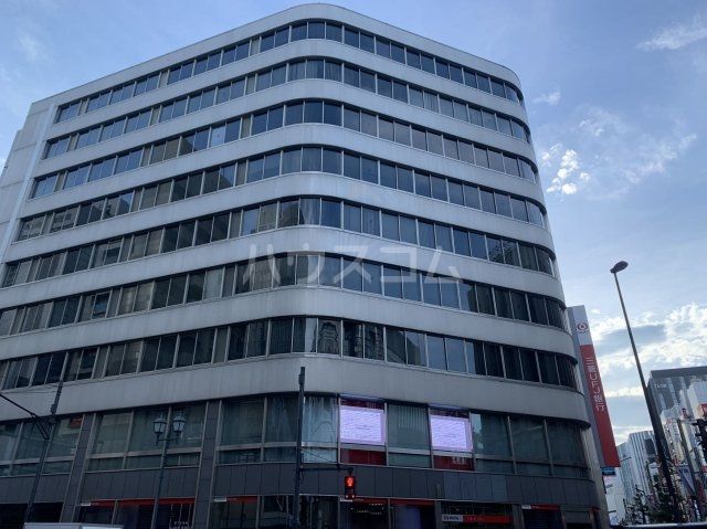 銀行　三菱UFJ銀行新宿支店（銀行）まで1077m