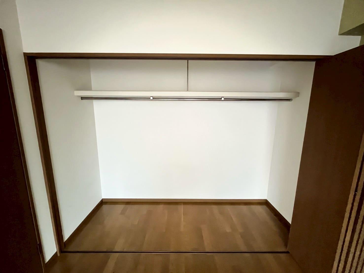 収納　クローゼット　同じ間取りの別部屋の写真です）