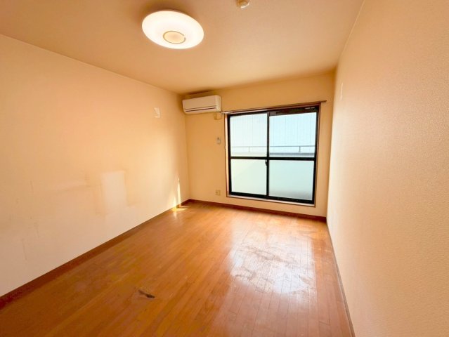 居室・リビング　明るく広々としたリビングです。