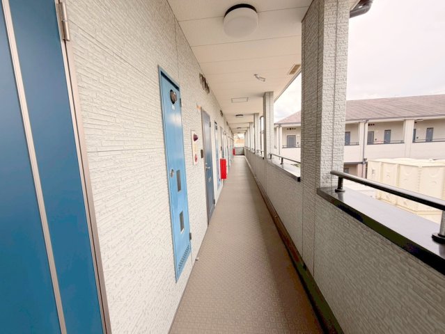 ロビー　奥行きのあるロビーは綺麗に片づけられています。