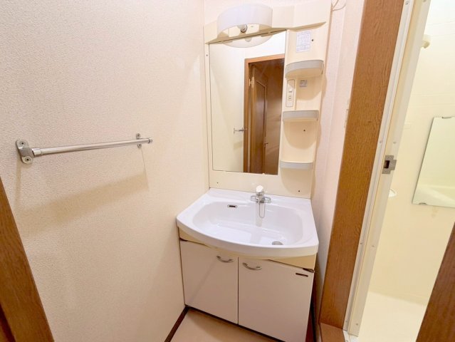 洗面設備　身支度が出来る独立洗面台です。