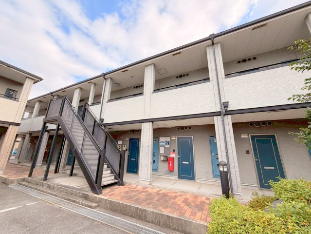 建物外観　閑静な住宅地にある、落ちついた色合いのキレイな建物です。